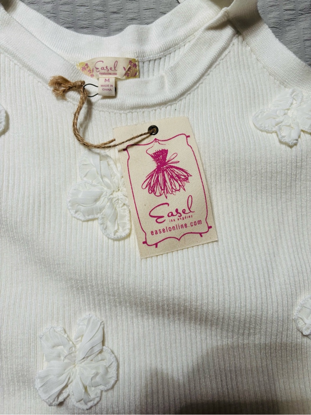 🌴🌴🌴easel White Ribbed Knit Tank with 3D Floral Appliqués - Picture 3 of 5